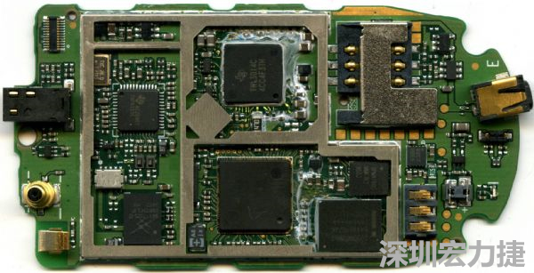 在射頻、核心處理器、高速記憶體等高頻元件區塊，可使用金屬屏蔽方式改善產品EMI影響問題。