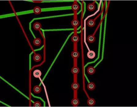 通過自動優(yōu)化導線形狀消除導線打彎(用線段近似弧線只是為了顯示沒有弧線的任何角度例子)。